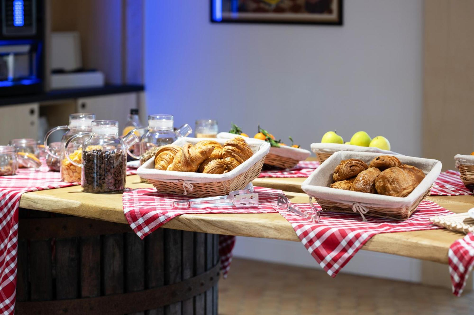 Greet Hotel Châtellerault Dış mekan fotoğraf